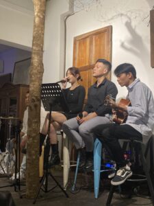 Biểu diễn Acoustic tại Bamos Coffee