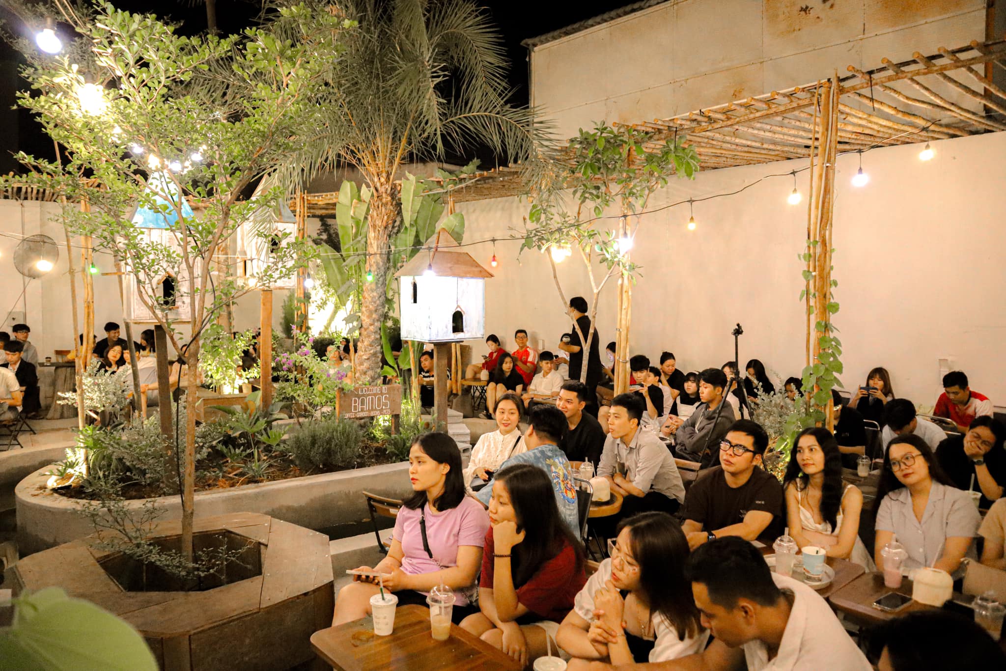 Bamos coffee cà phê 24h học bài acoustic tại thủ đức